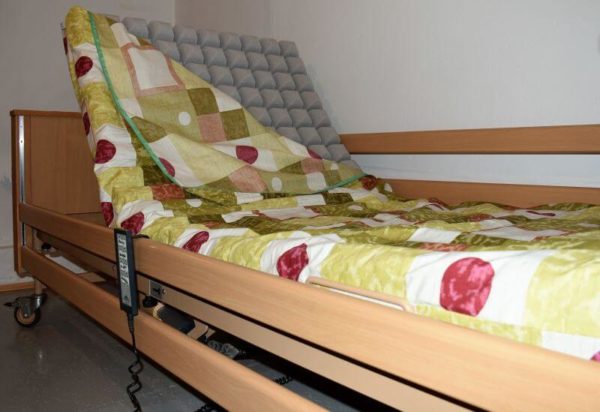 Łóżko rehabilitacyjne Burmeier Arminia i materac gofrowany 12 cm